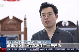 提携后辈？！韦德赛后分别与阿德巴约&巴特勒拥抱致意